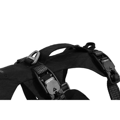 Close-up of the padded handle and Fidlock® magnetic buckles on the Ruffwear Ridgeline dog harness in Obsidian Black, showing the aluminium V-ring and reflective webbing straps